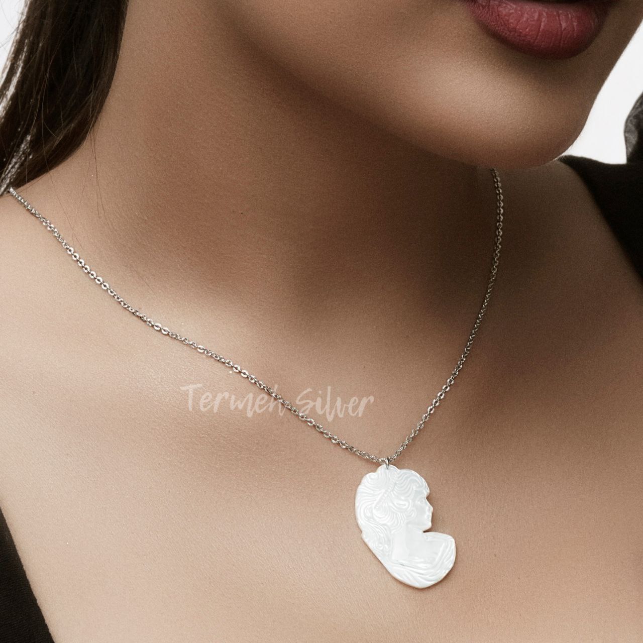 گردنبند نقره حک چهره دختر روی صدف MT 1212 1 گردنبند نقره حک چهره دختر روی صدف MT 1212